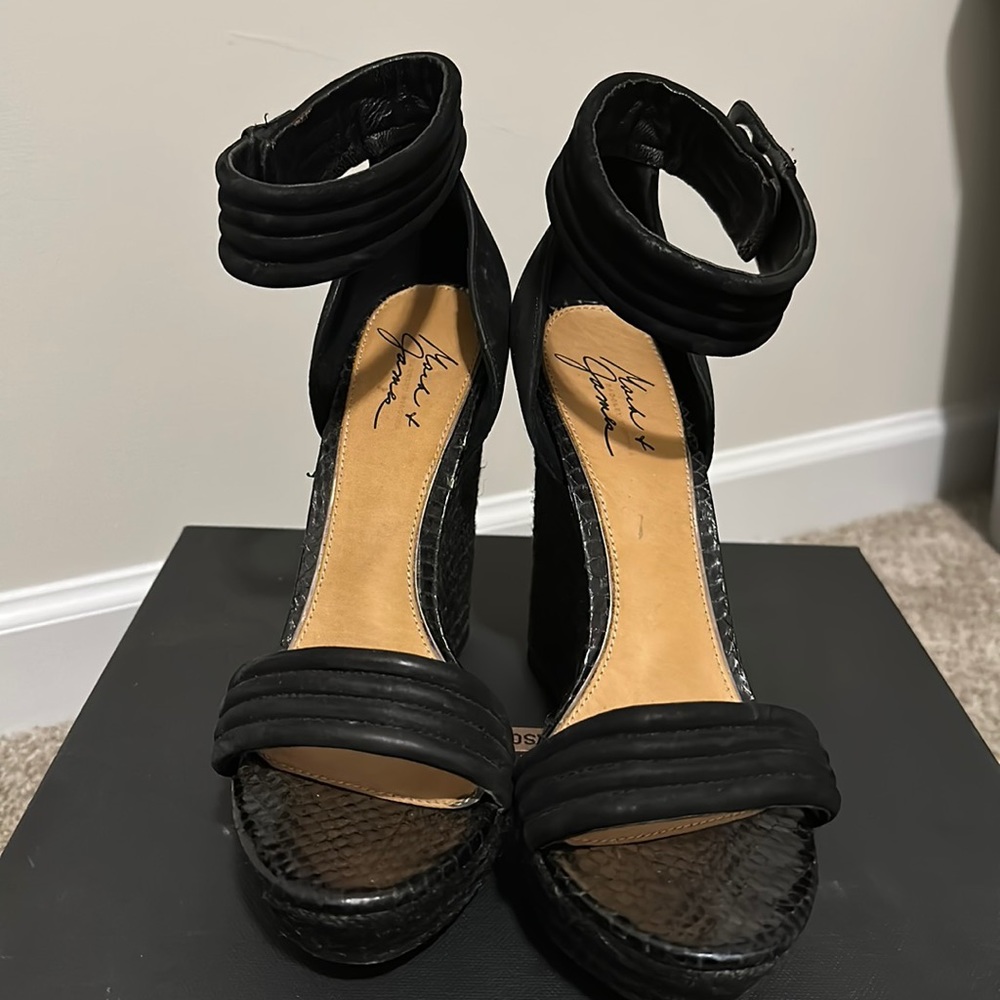 Sandles